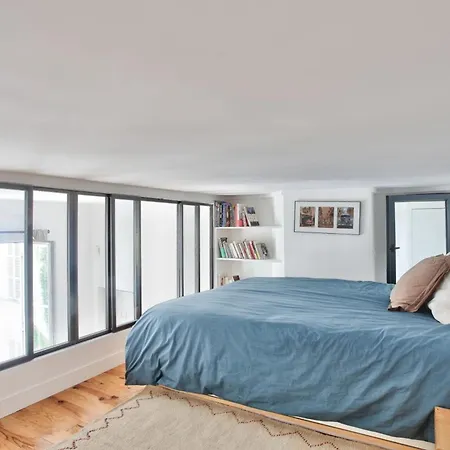 Large Bright Studio On Courtyard Apartment