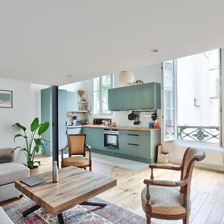 Large Bright Studio On Courtyard